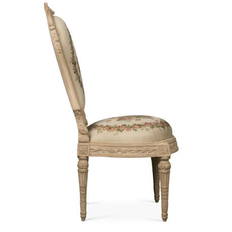 A LATE LOUIS XV GREY-PAINTED SIDE CHAIR - Foto 3
