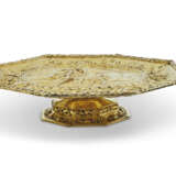 AN IMPORTANT CHARLES II SILVER-GILT TOILET SERVICE - фото 4