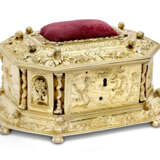 AN IMPORTANT CHARLES II SILVER-GILT TOILET SERVICE - Foto 5