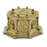 AN IMPORTANT CHARLES II SILVER-GILT TOILET SERVICE - фото 6