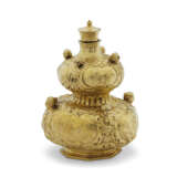 AN IMPORTANT CHARLES II SILVER-GILT TOILET SERVICE - Foto 7