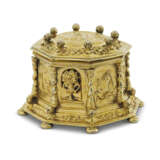 AN IMPORTANT CHARLES II SILVER-GILT TOILET SERVICE - photo 8