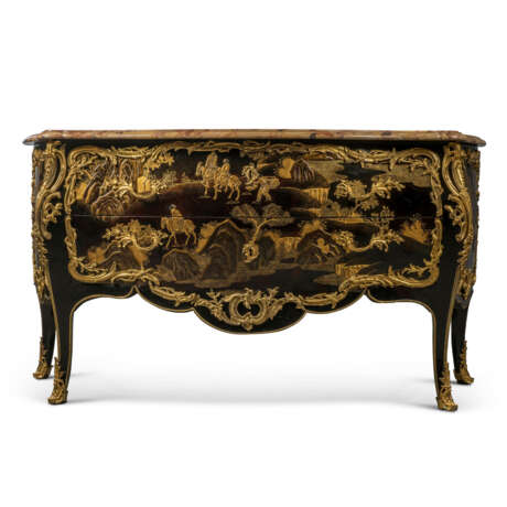 A LOUIS XV ORMOLU-MOUNTED CHINESE LACQUER AND BLACK JAPANNED COMMODE - photo 2
