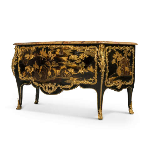 A LOUIS XV ORMOLU-MOUNTED CHINESE LACQUER AND BLACK JAPANNED COMMODE - photo 3