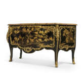 A LOUIS XV ORMOLU-MOUNTED CHINESE LACQUER AND BLACK JAPANNED COMMODE - photo 3