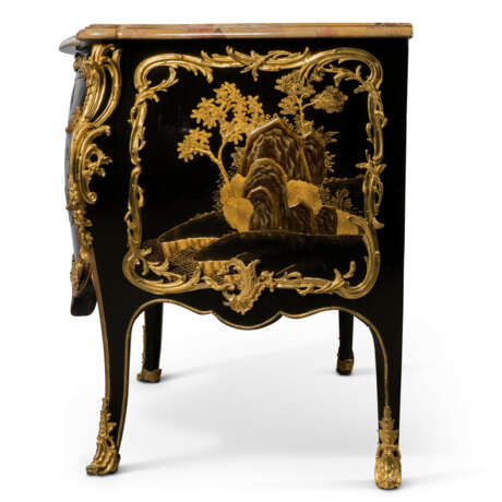 A LOUIS XV ORMOLU-MOUNTED CHINESE LACQUER AND BLACK JAPANNED COMMODE - Foto 4