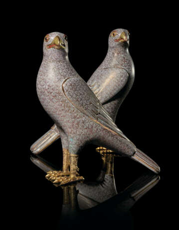 A MAGNIFICENT AND LARGE PAIR OF CHINESE CLOISONNE ENAMEL HAWKS - фото 1