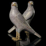 A MAGNIFICENT AND LARGE PAIR OF CHINESE CLOISONNE ENAMEL HAWKS - Foto 1