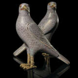 A MAGNIFICENT AND LARGE PAIR OF CHINESE CLOISONNE ENAMEL HAWKS - Foto 2