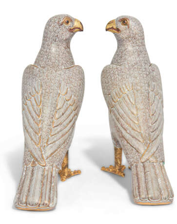 A MAGNIFICENT AND LARGE PAIR OF CHINESE CLOISONNE ENAMEL HAWKS - Foto 4