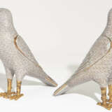 A MAGNIFICENT AND LARGE PAIR OF CHINESE CLOISONNE ENAMEL HAWKS - фото 6
