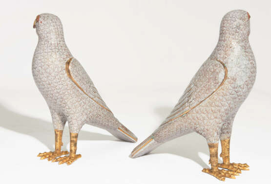 A MAGNIFICENT AND LARGE PAIR OF CHINESE CLOISONNE ENAMEL HAWKS - фото 6