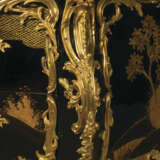 A LOUIS XV ORMOLU-MOUNTED CHINESE LACQUER AND BLACK JAPANNED COMMODE - Foto 6