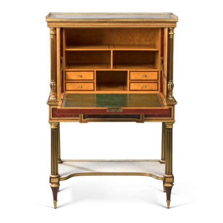 A LOUIS XVI ORMOLU-MOUNTED SATINWOOD, AMARANTH AND POLYCHROME-PAINTED SECRETAIRE A ABATTANT - Foto 4