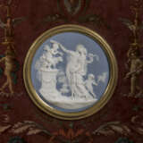 A LOUIS XVI ORMOLU-MOUNTED SATINWOOD, AMARANTH AND POLYCHROME-PAINTED SECRETAIRE A ABATTANT - Foto 6