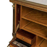 A LOUIS XVI ORMOLU-MOUNTED SATINWOOD, AMARANTH AND POLYCHROME-PAINTED SECRETAIRE A ABATTANT - Foto 10