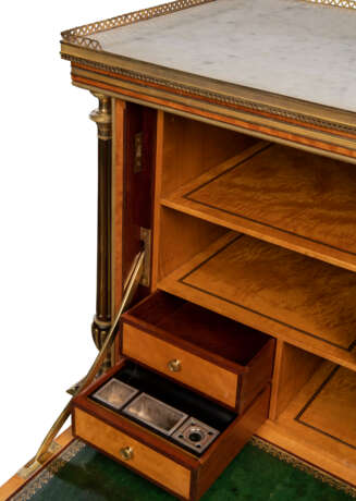 A LOUIS XVI ORMOLU-MOUNTED SATINWOOD, AMARANTH AND POLYCHROME-PAINTED SECRETAIRE A ABATTANT - Foto 10