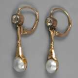 Ein Paar Ohrhänger mit Diamanten und Perlen - Foto 1