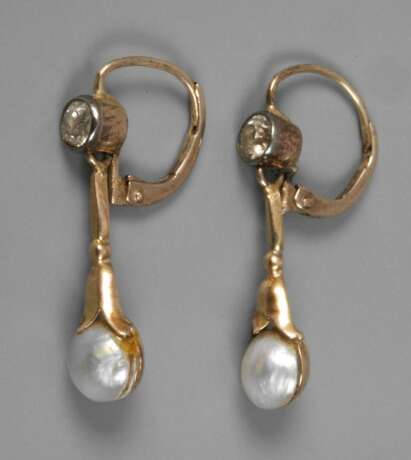 Ein Paar Ohrhänger mit Diamanten und Perlen - фото 1