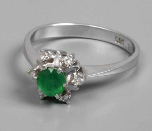 Damenring mit Smaragd und Diamanten - Foto 1