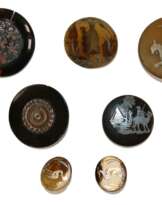 Neun Knöpfe mit Silber-