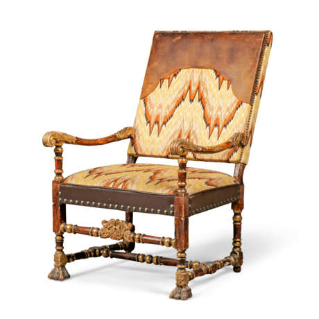 A DUTCH PARCEL-GILT AND GRAINED OPEN ARMCHAIR - фото 2