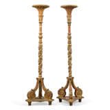 A PAIR OF NORTH ITALIAN PARCEL-GILT AND RED-PAINTED TORCHERES - Foto 1