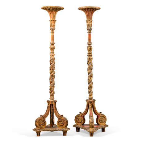 A PAIR OF NORTH ITALIAN PARCEL-GILT AND RED-PAINTED TORCHERES - Foto 1