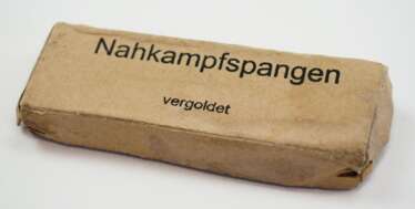 Nahkampfspange, in Gold Kartonageetui.