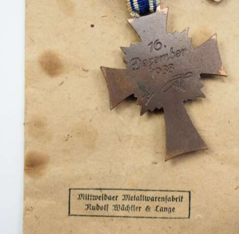 Ehrenkreuz der Deutschen Mutter, Gold, Silber und Bronze, mit Miniatur, im Etui. - photo 2