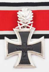1957: Ritterkreuz des Eisernen Kreuzes, mit Eichenlaub und Schwertern.