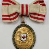 Österreich: Ehrenmedaille vom Roten Kreuz, in Gold, mit Kriegsdekoration. - photo 1