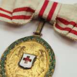 Österreich: Ehrenmedaille vom Roten Kreuz, in Gold, mit Kriegsdekoration. - photo 2