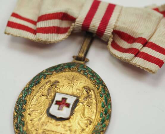 Österreich: Ehrenmedaille vom Roten Kreuz, in Gold, mit Kriegsdekoration. - photo 2