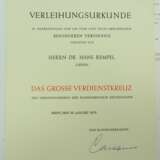 BRD: Bundesverdienstorden, Großes Verdienstkreuz Urkunde für einen Zeitungsverleger und Chefredakteur der Gießener Allgemeinen Zeitung. - фото 2