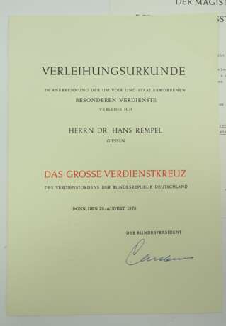 BRD: Bundesverdienstorden, Großes Verdienstkreuz Urkunde für einen Zeitungsverleger und Chefredakteur der Gießener Allgemeinen Zeitung. - photo 2