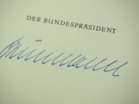 BRD: Bundesverdienstorden, Verdienstkreuz 1. Klasse Urkunde für einen Regierungspräsidenten aus Stuttgart. - фото 2