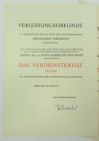 BRD: Bundesverdienstorden, Verdienstkreuz 1. Klasse, 2. Klasse und Medaille Urkunde. - photo 2