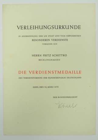 BRD: Bundesverdienstorden, Verdienstkreuz 1. Klasse, 2. Klasse und Medaille Urkunde. - Foto 4