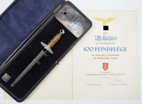 Luftwaffe: Ehrengeschenk des Kampfgeschwaders 4 "Wever" für 100 Feindflüge - Miniatur Offiziersdolchs - Damastklinge, Bernstein-Hilze. - Foto 1