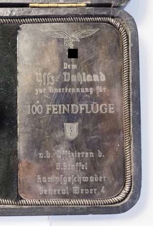 Luftwaffe: Ehrengeschenk des Kampfgeschwaders 4 "Wever" für 100 Feindflüge - Miniatur Offiziersdolchs - Damastklinge, Bernstein-Hilze. - photo 4