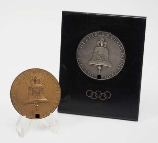 Olympische Spiele 1936: Silber und Bronze Münze mit Aufsteller. - photo 1