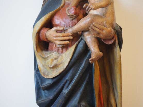 Madonna mit Jesuskind, wohl 17./ 18. Jh., Holz. - photo 3