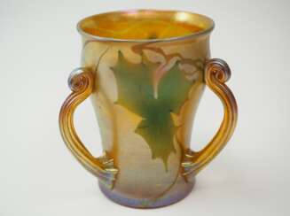 Tiffany Studios NY: Vase mit drei Henkeln u. Dekor "Favrile". 