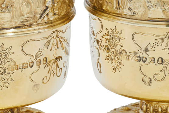 A SET OF FOUR GEORGE IV SILVER-GILT BEAKERS - Foto 6