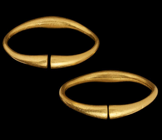 A PAIR OF ACHAEMENID GOLD BRACELETS - Foto 2