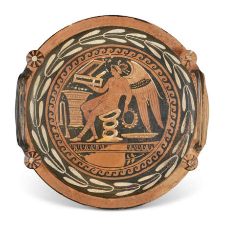 AN APULIAN RED-FIGURED KNOB-HANDLED PATERA - фото 1