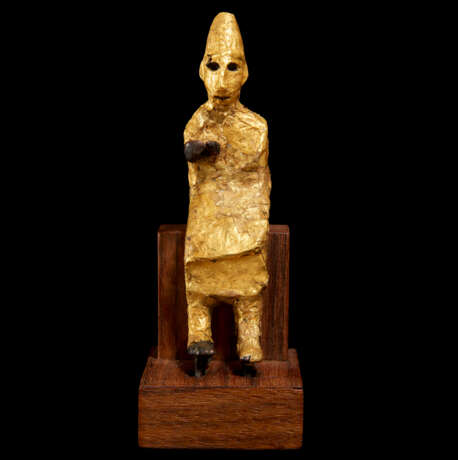 A CANAANITE BRONZE AND SHEET GOLD SEATED DEITY - фото 7