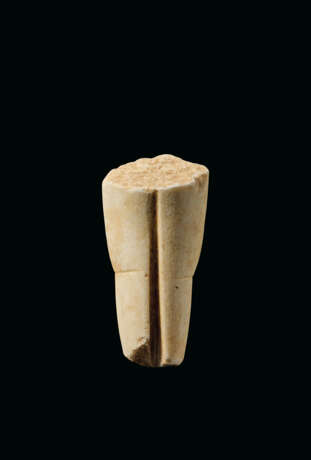 A CYCLADIC MARBLE FRAGMENT FROM A FEMALE FIGURE - photo 2