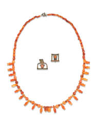 AN EGYPTIAN CARNELIAN BEAD NECKLACE AND TWO &#39;EGYPTIAN STYLE&#39; REPLICA BROOCHES